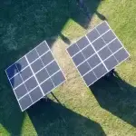 Gros plan deux panneaux solaires