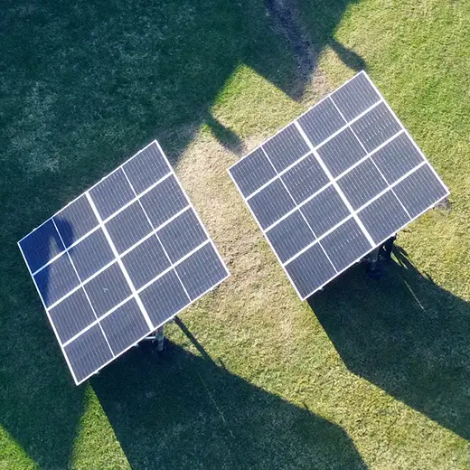 Gros plan deux panneaux solaires
